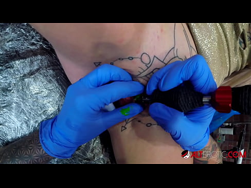 ❤️ Extremely tattooed hottie Sully Savage got a tattoo on her clitoris ❌ Quality porn at en-us.fullsexmovs.ru